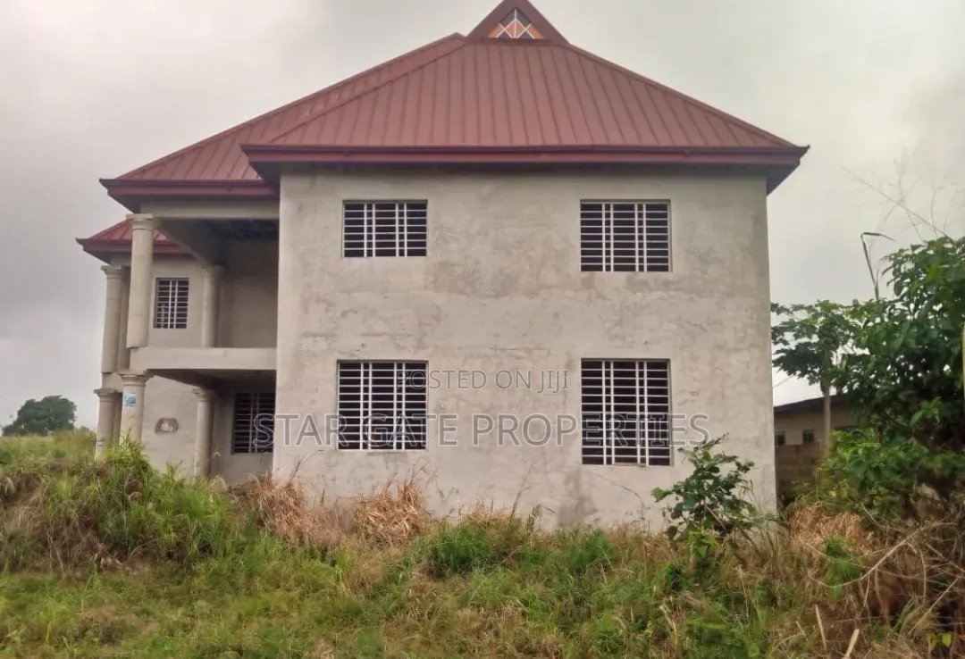 10bdrm House in Ejisu Onwe, Kumasi Metropolitan for sale