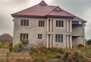 10bdrm House in Ejisu Onwe, Kumasi Metropolitan for sale
