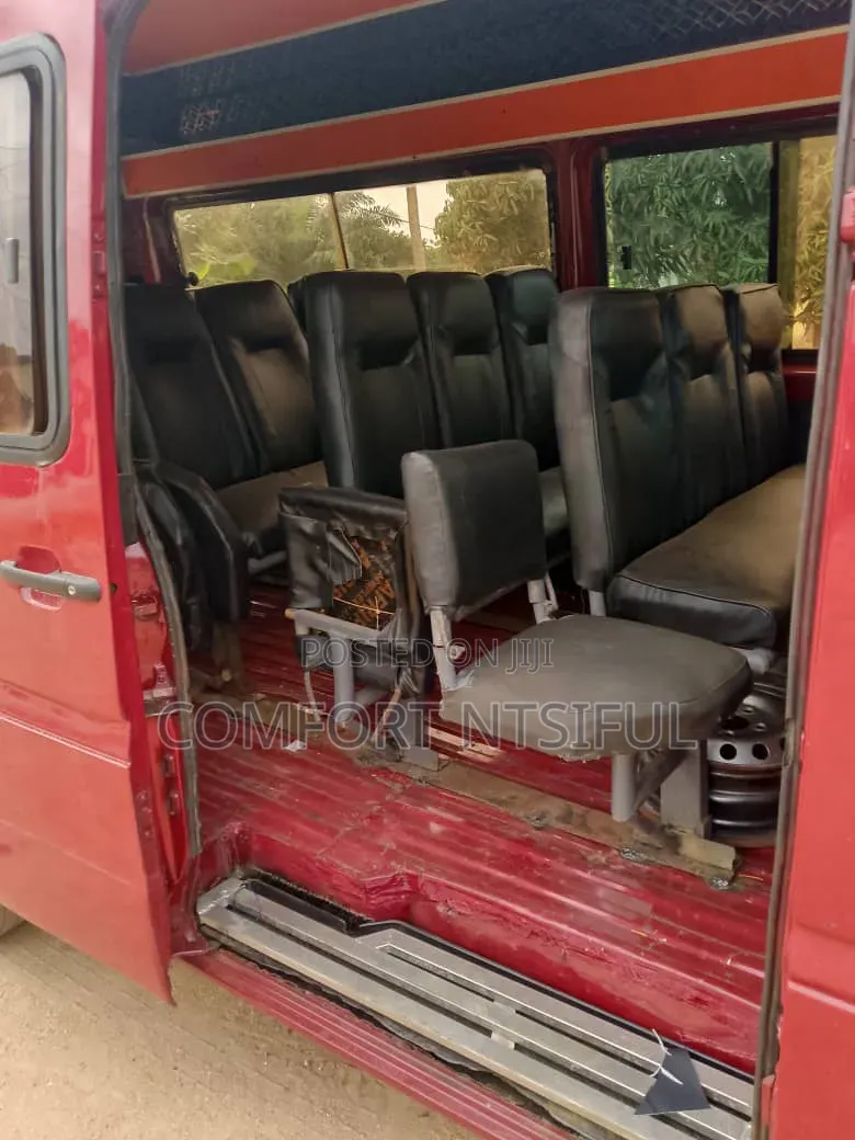 Mercedes-Benz Sprinter 2000 Red
