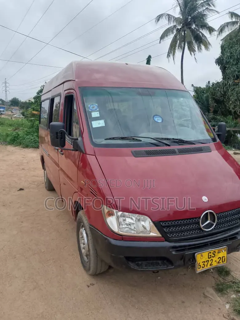 Mercedes-Benz Sprinter 2000 Red
