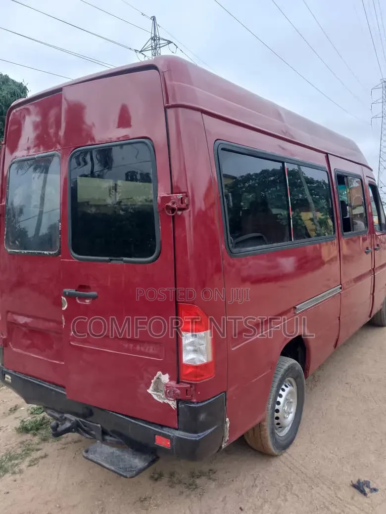 Mercedes-Benz Sprinter 2000 Red