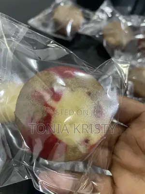 Cupcake (Vanilla and Red Velvet)