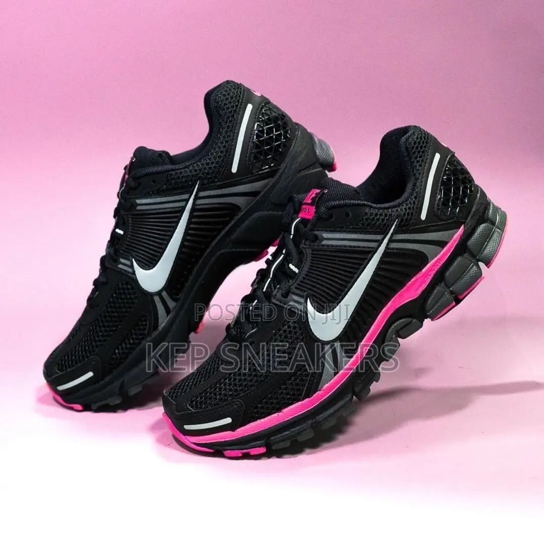 Nike Zoom Vomero 5 "Black/Pink Blast"