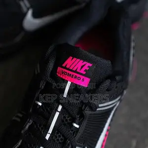 Nike Zoom Vomero 5 "Black/Pink Blast"