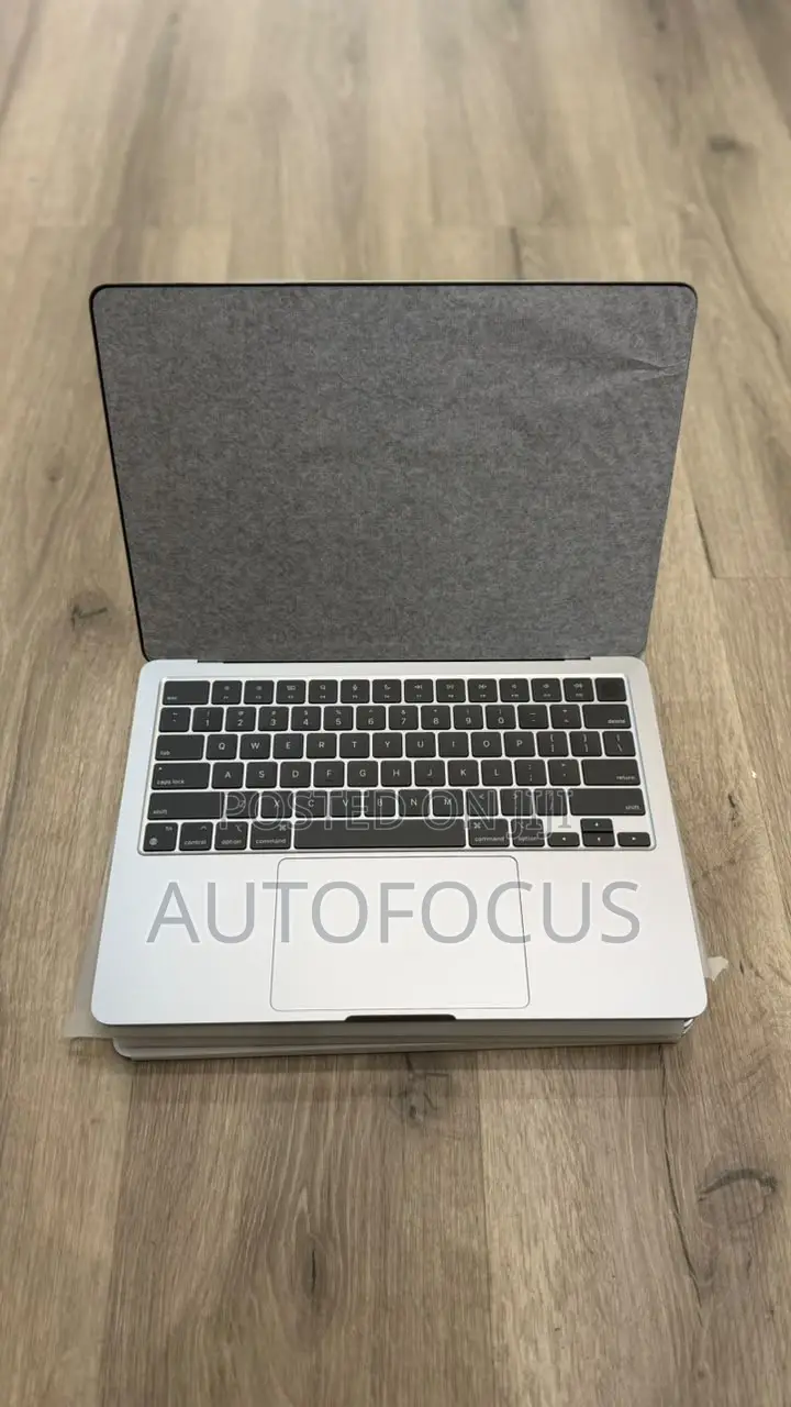 New Laptop Apple MacBook Air 2024 M3 16GB Apple M3 SSD 256GB