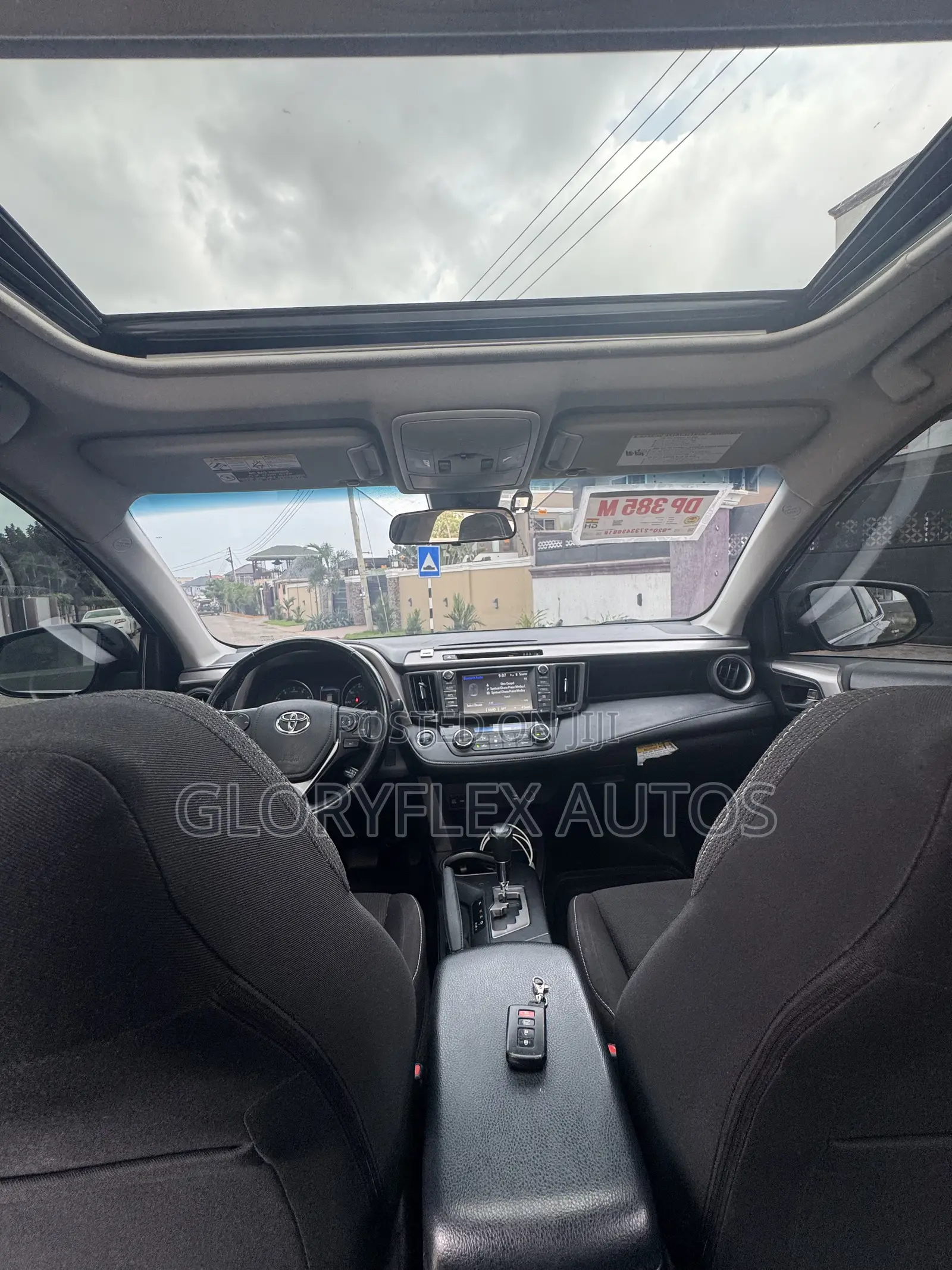 Toyota RAV4 XLE 4dr SUV (2.5L 4cyl 6A) 2018 Gray