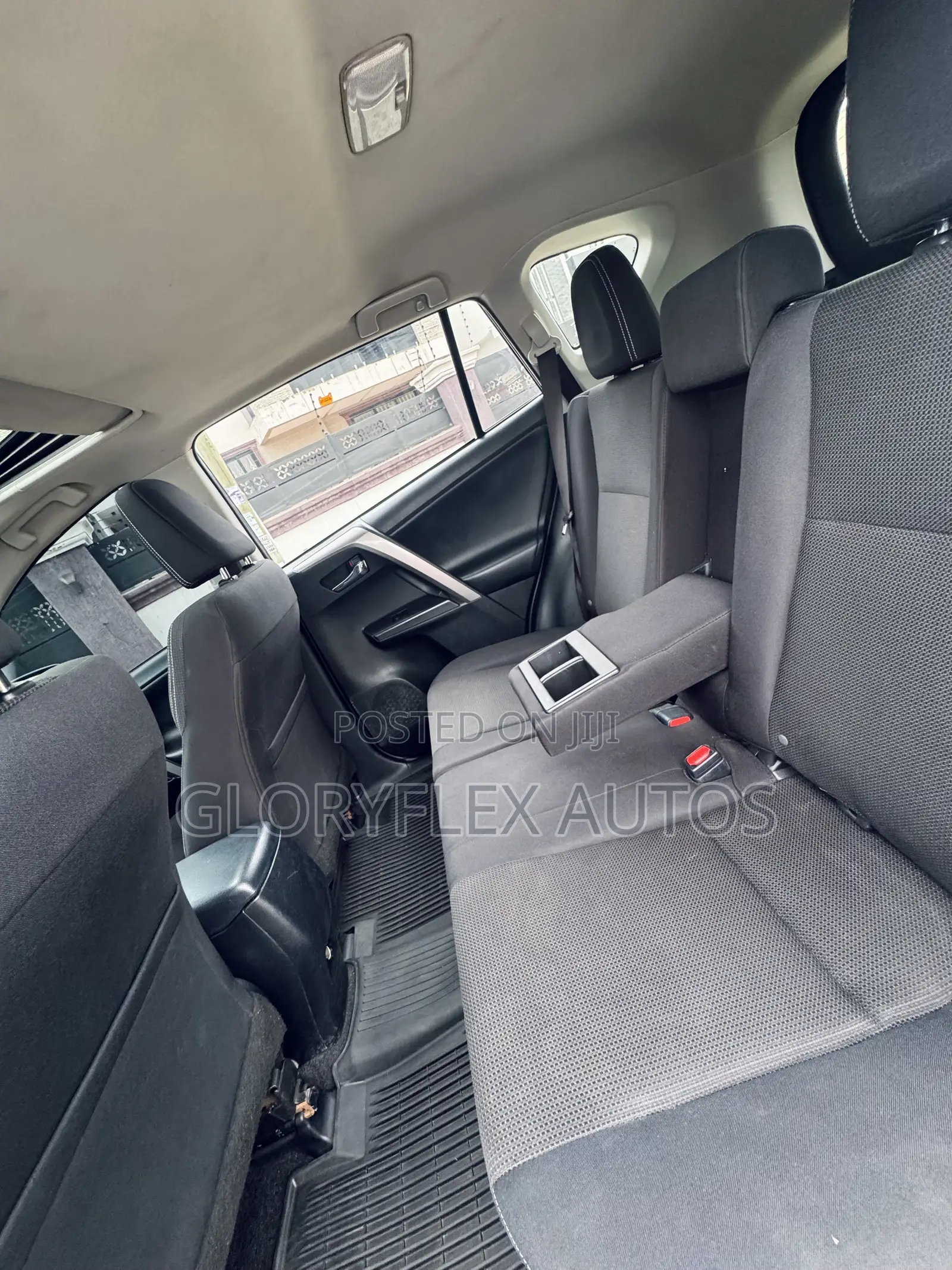 Toyota RAV4 XLE 4dr SUV (2.5L 4cyl 6A) 2018 Gray