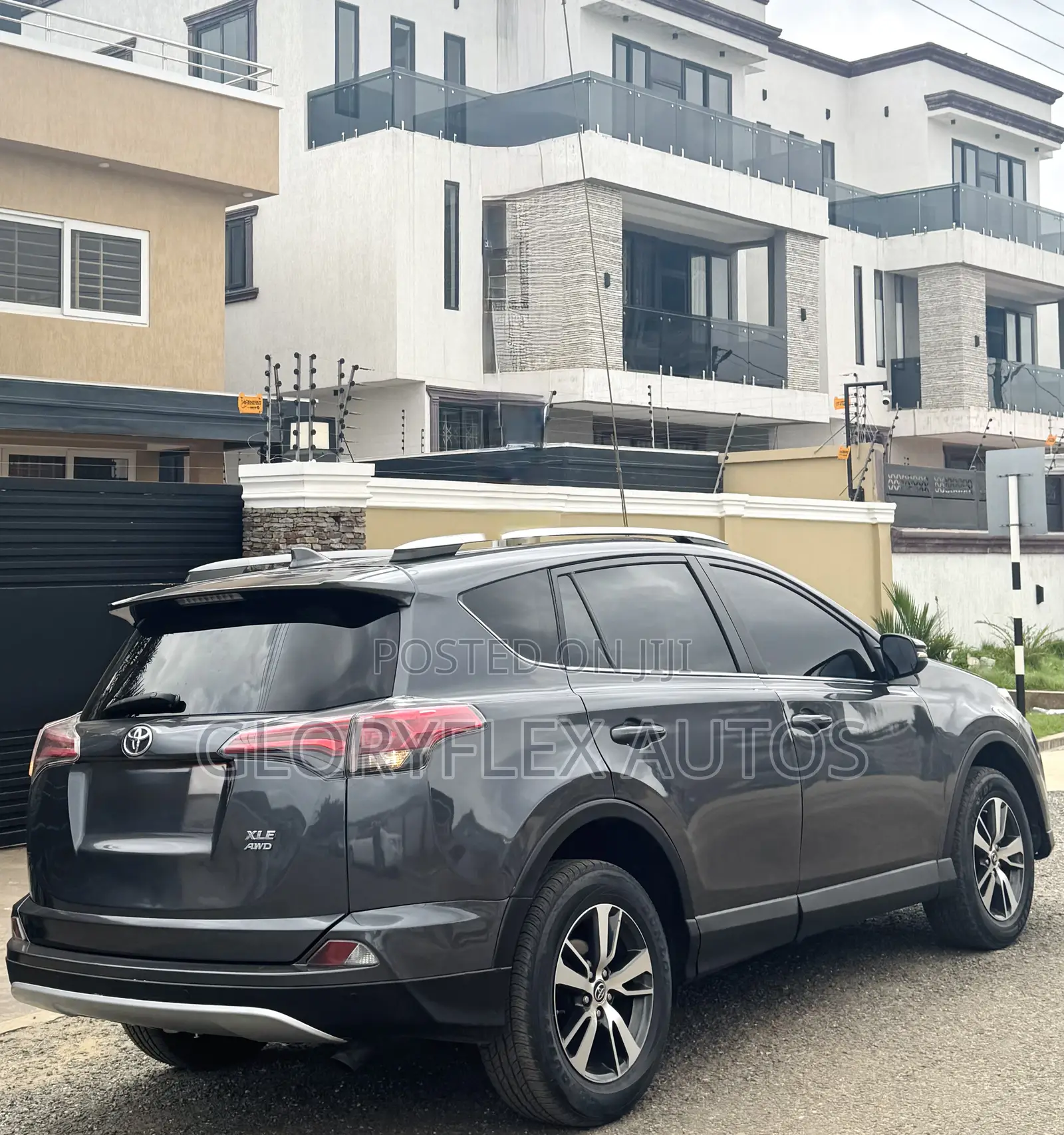 Toyota RAV4 XLE 4dr SUV (2.5L 4cyl 6A) 2018 Gray