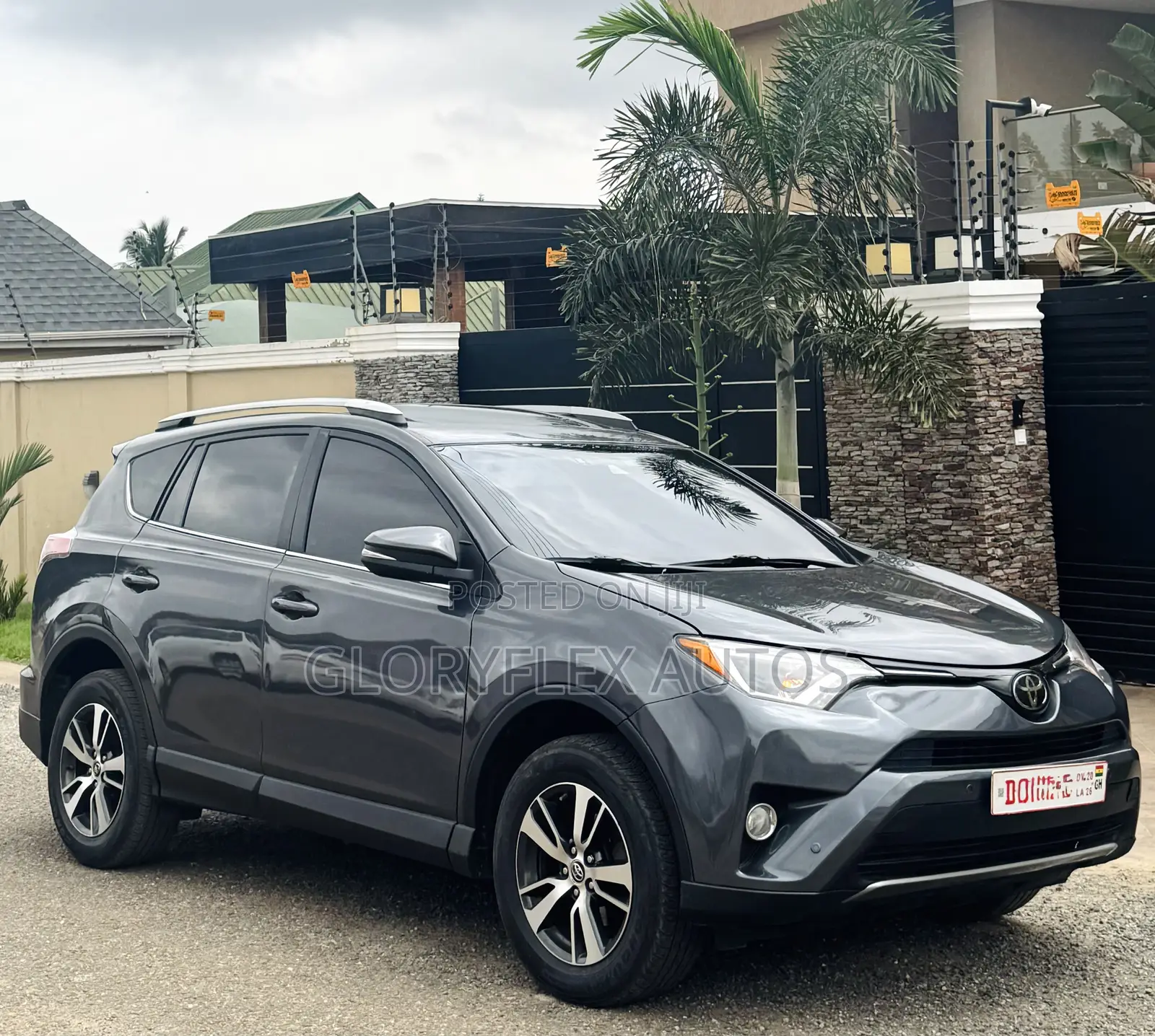 Toyota RAV4 XLE 4dr SUV (2.5L 4cyl 6A) 2018 Gray