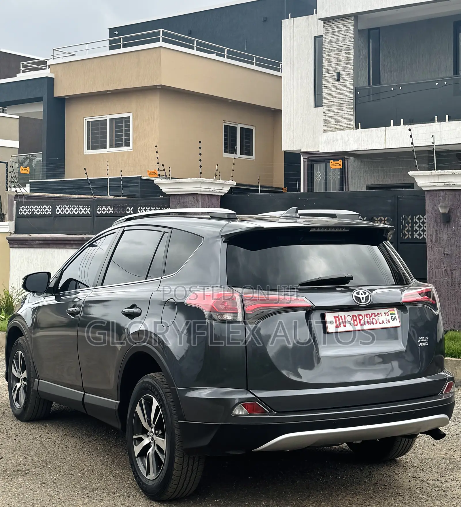 Toyota RAV4 XLE 4dr SUV (2.5L 4cyl 6A) 2018 Gray