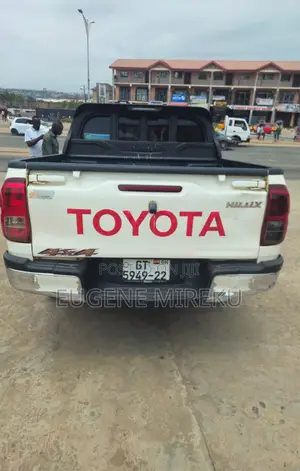Toyota Hilux 2021 White