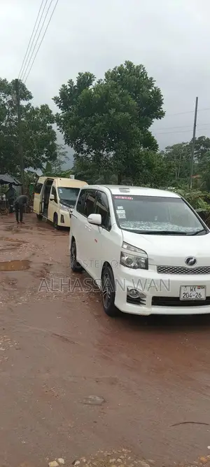 Toyota Voxy Z G's 2WD 8-Seater 2012 White