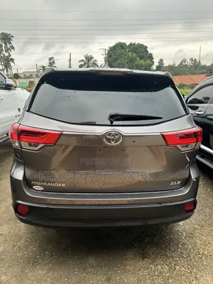 Toyota Highlander XLE 4x4 V6 (3.5L 6cyl 8A) 2018 Gray