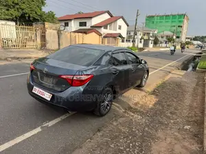 Toyota Corolla LE (1.8L 4cyl 2A) 2018 Blue