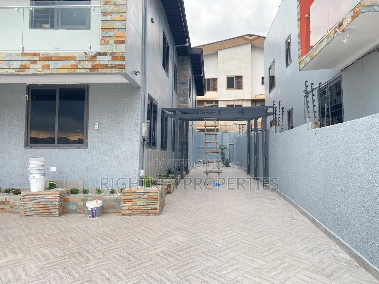 5bdrm House in Airport Road, Kumasi Metropolitan for sale