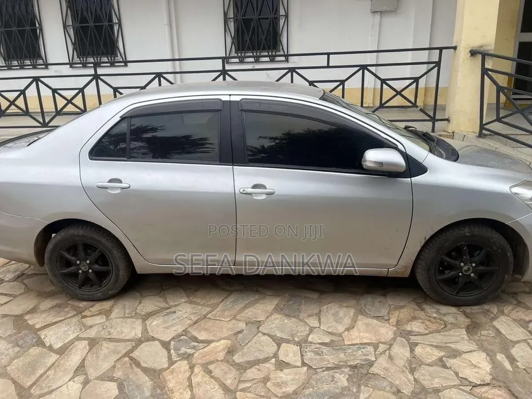 Toyota Belta 2011 Silver