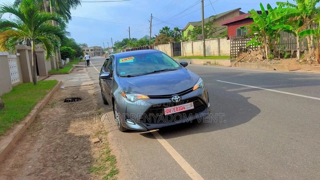 Toyota Corolla LE (1.8L 4cyl 2A) 2018 Blue