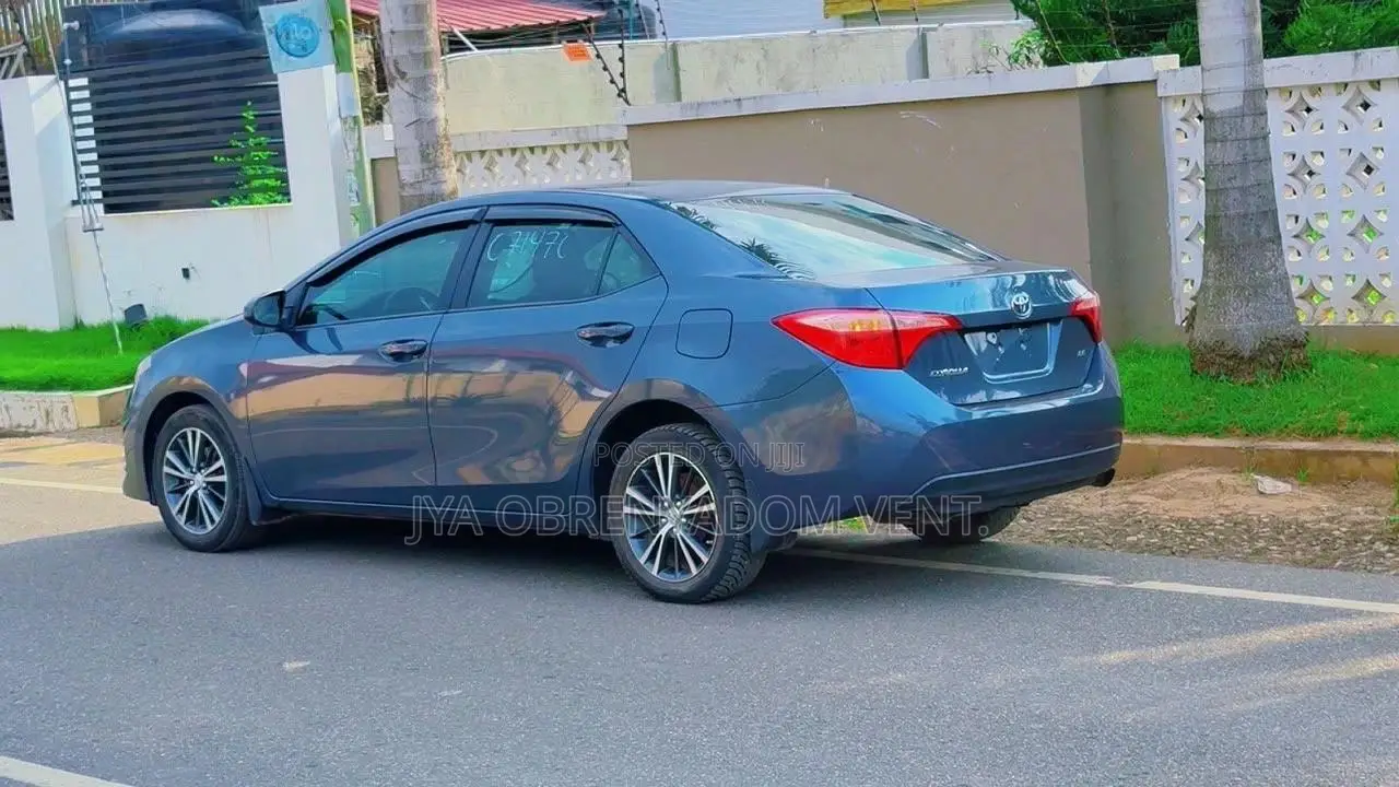 Toyota Corolla LE (1.8L 4cyl 2A) 2018 Blue