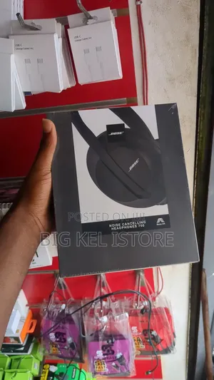  Bose Noise-Cancelling Headphones 700 