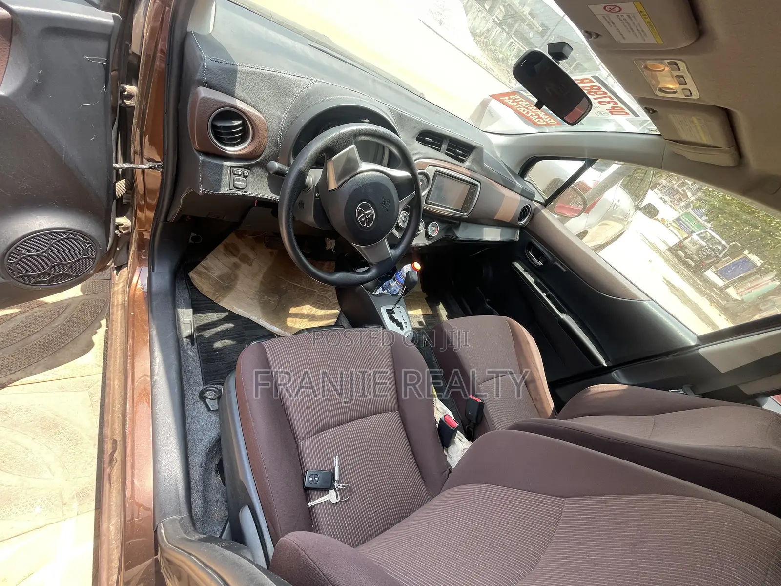 Toyota Vitz 1.3 FWD 5dr 2013 Brown
