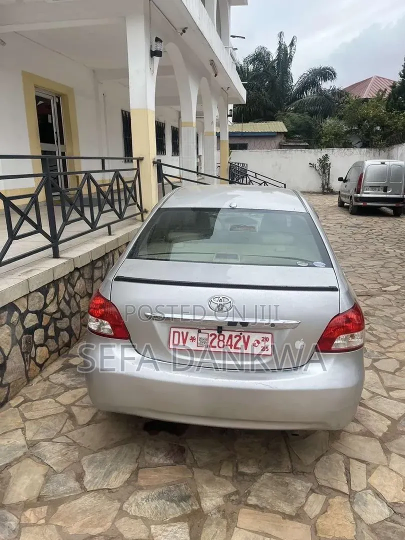 Toyota Belta 2011 Silver