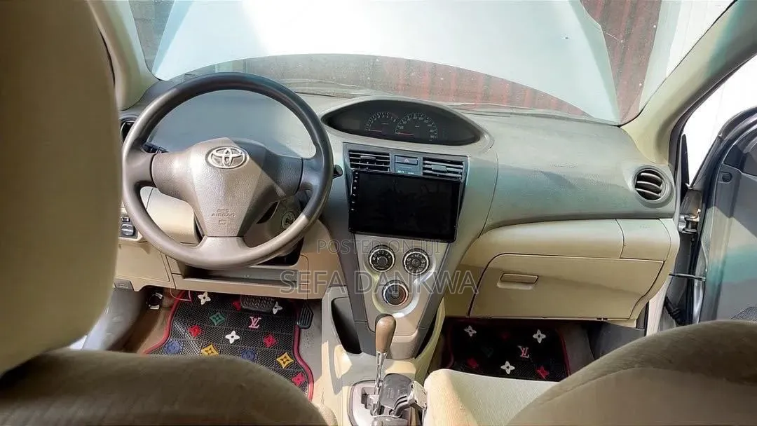 Toyota Belta 2011 Silver