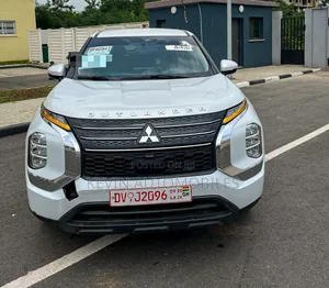 Mitsubishi Outlander 2022 White