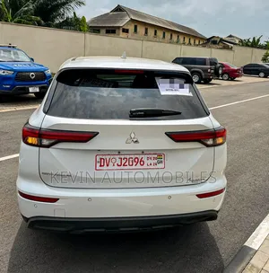 Mitsubishi Outlander 2022 White