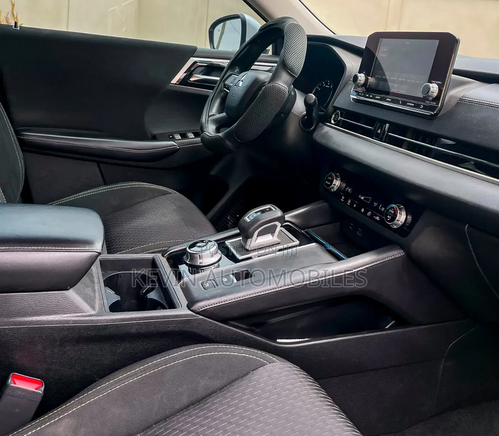 Mitsubishi Outlander 2022 White
