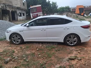 Hyundai Elantra Limited Sedan FWD (2.0L 4cyl 6A) 2017 White