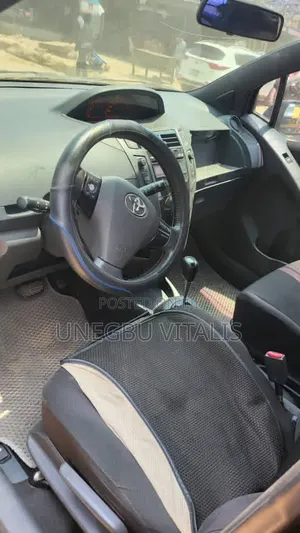 Toyota Yaris Base Hatchback 3dr 2011 Black