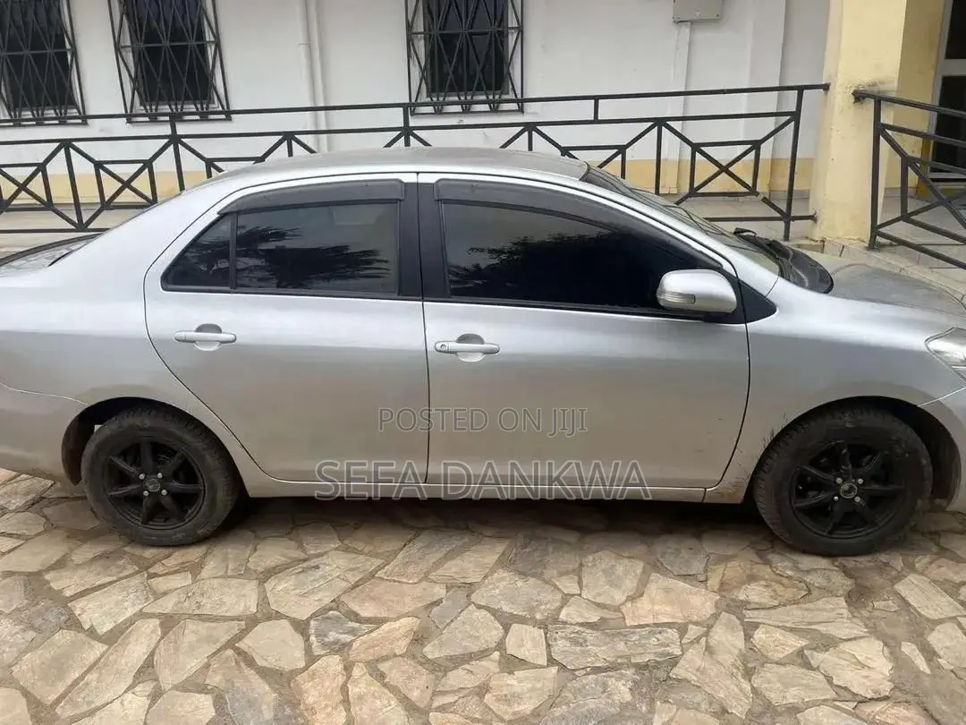 Toyota Belta 2011 Silver