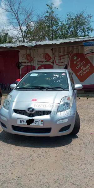 Toyota Vitz 1.5 FWD 5dr 2010 Gray