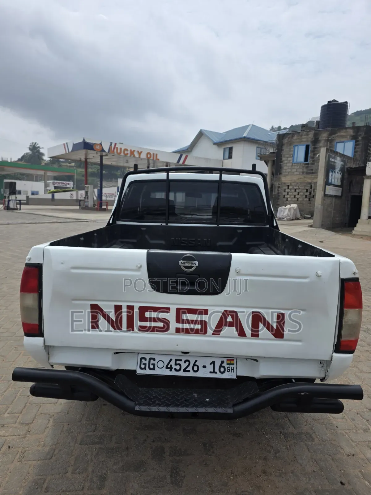 Nissan Pick-Up 2006 White