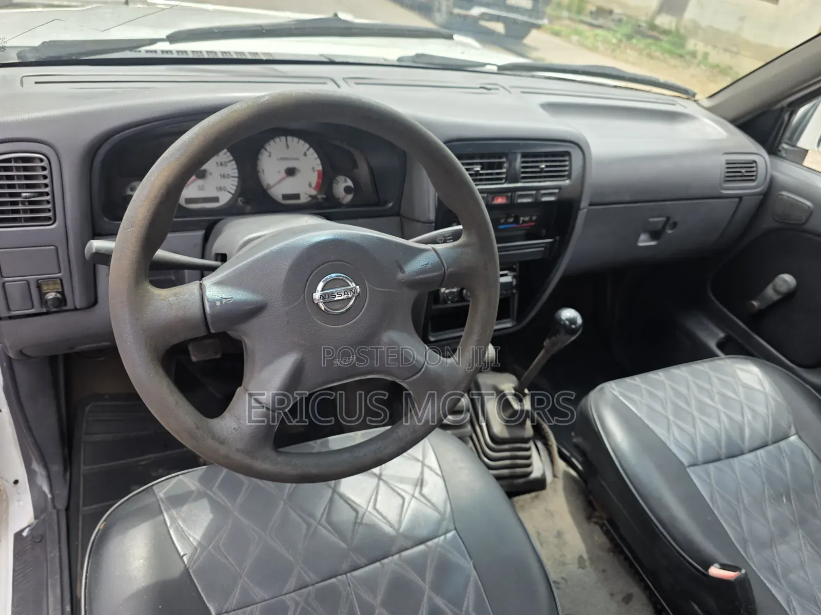 Nissan Pick-Up 2006 White