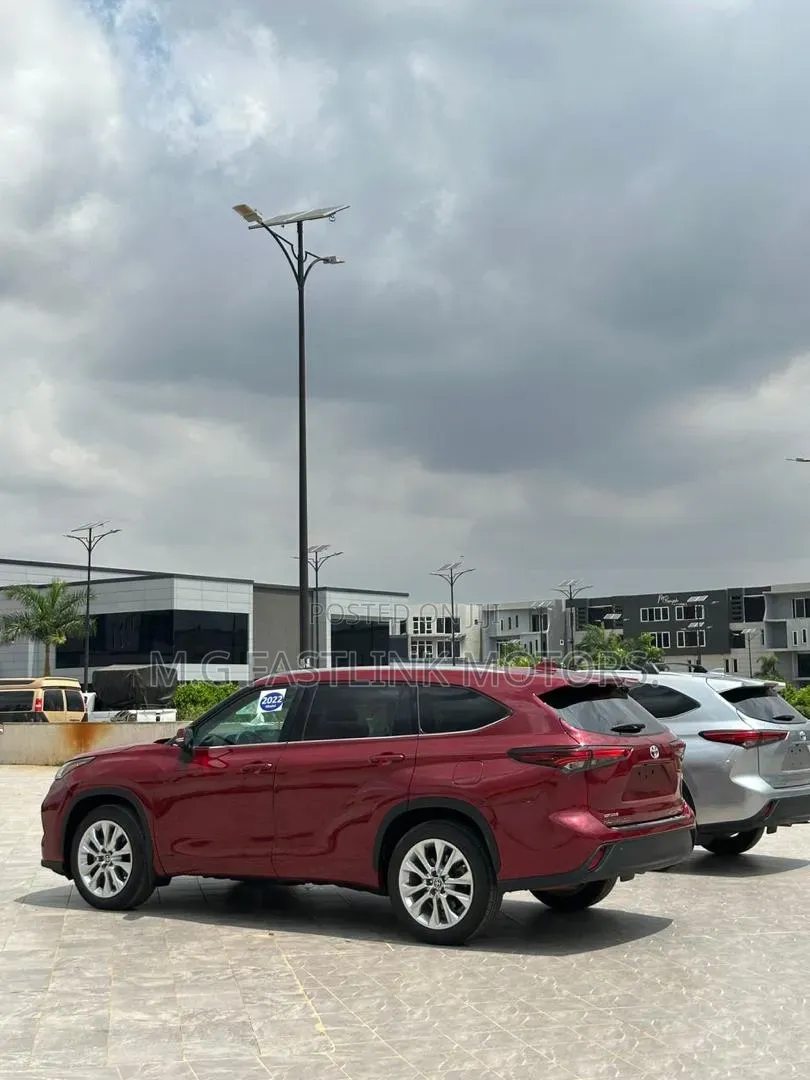 Toyota Highlander 2022 Burgundy
