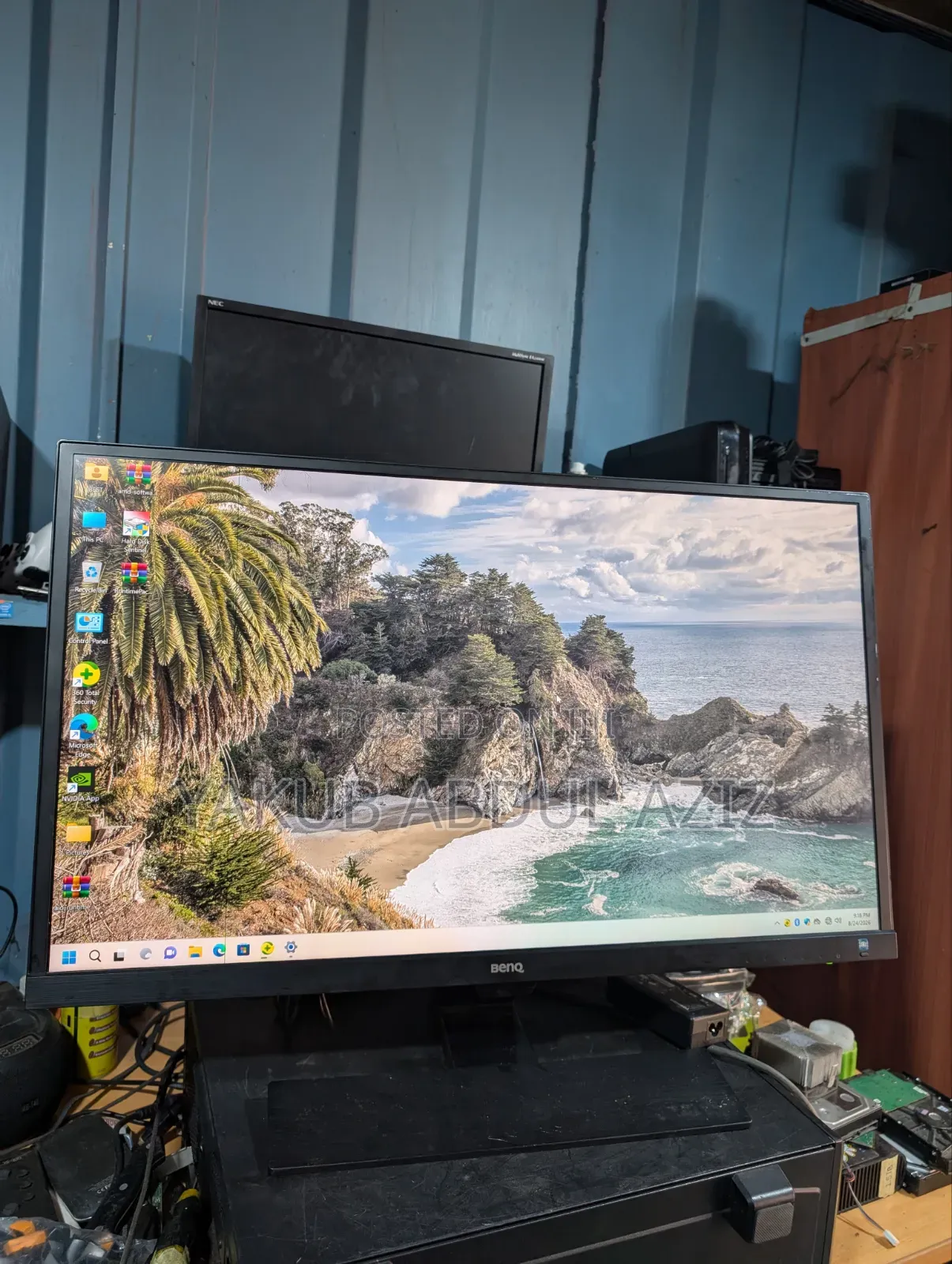 32 Inches Resolution Monitor