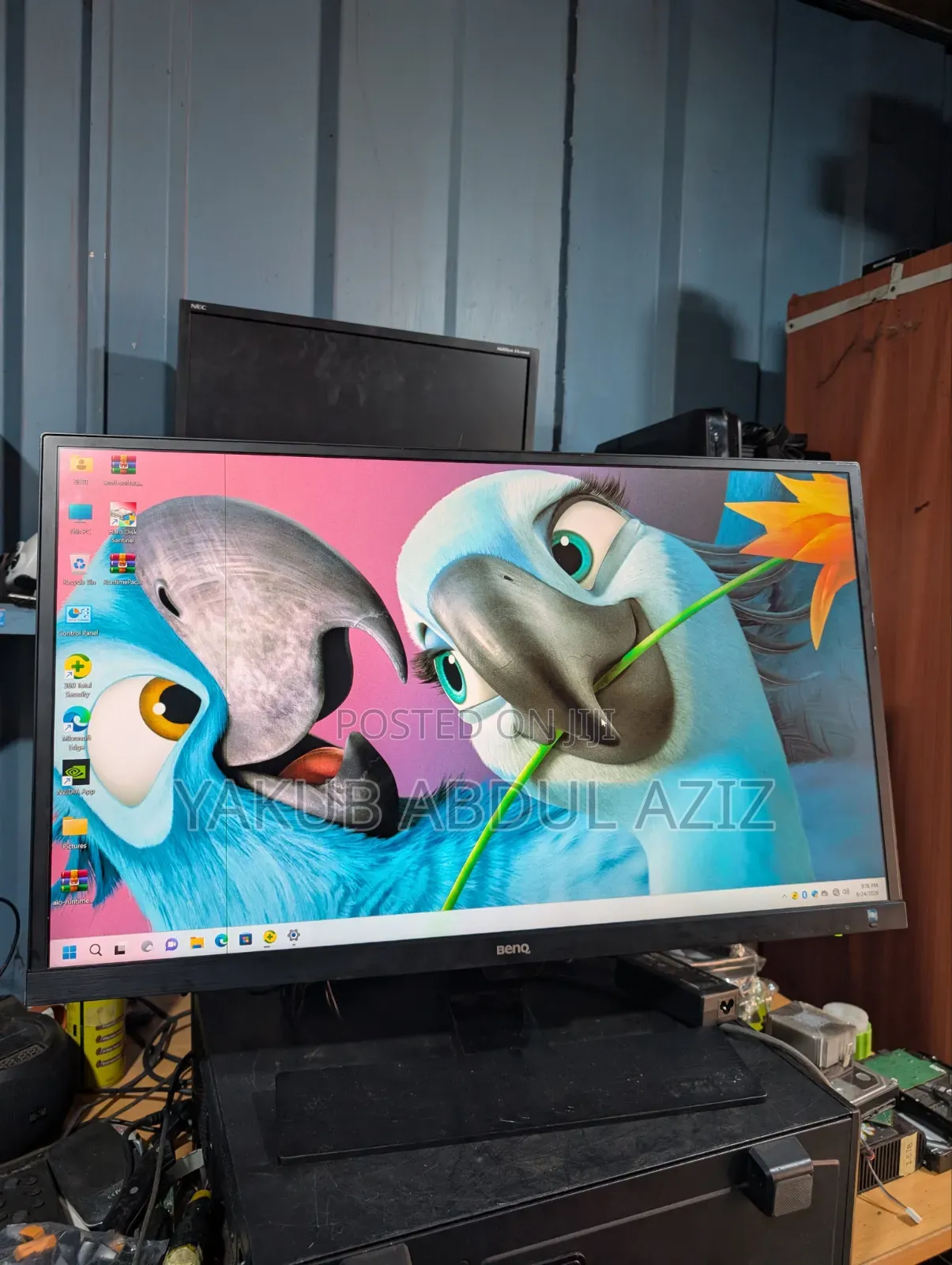 32 Inches Resolution Monitor