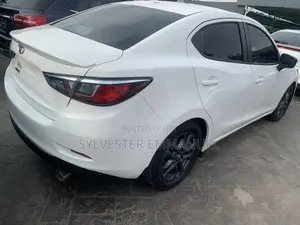 Toyota Yaris 1.5 Sedan LE 2020 White