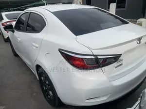 Toyota Yaris 1.5 Sedan LE 2020 White