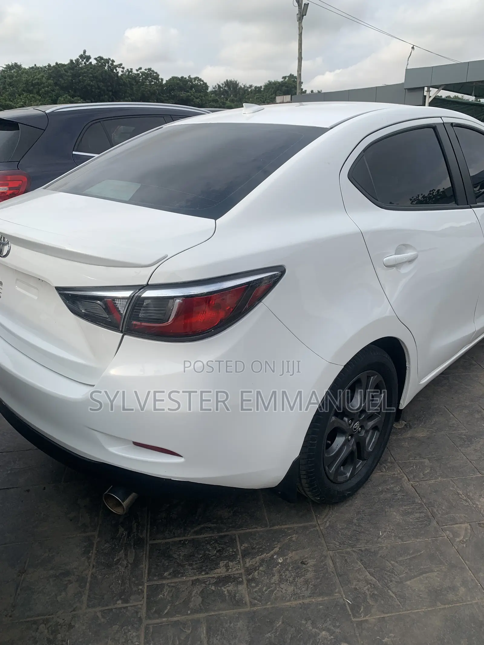 Toyota Yaris 1.5 Sedan LE 2020 White