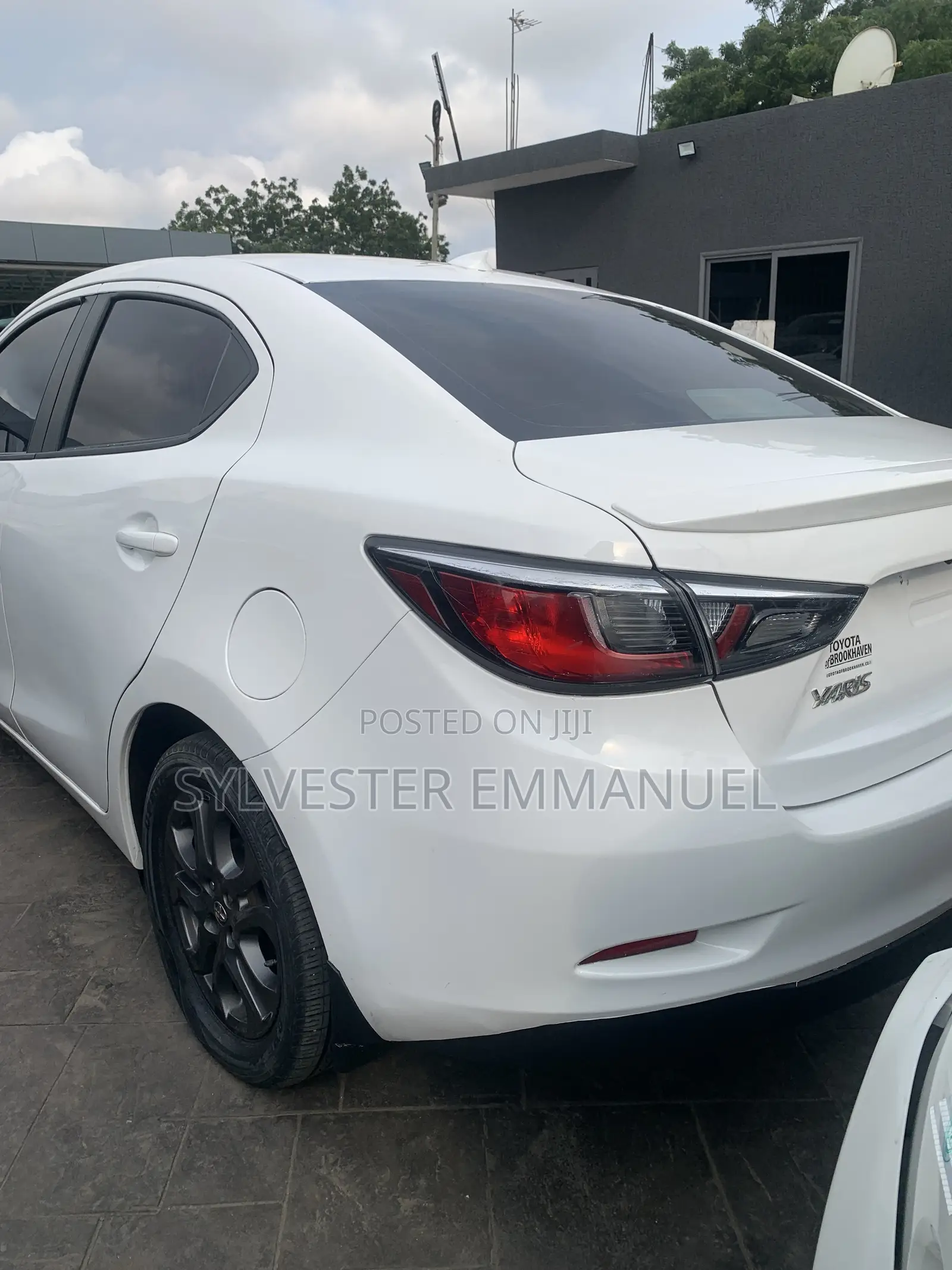 Toyota Yaris 1.5 Sedan LE 2020 White