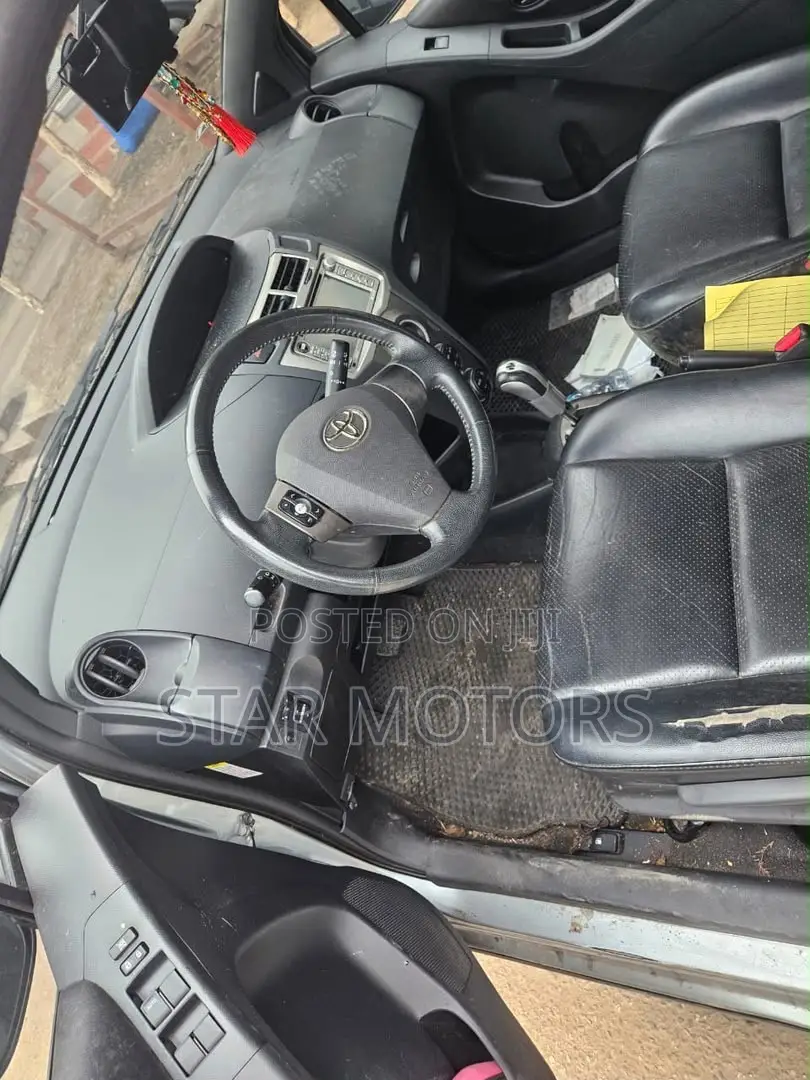 Toyota Yaris 2010 Silver