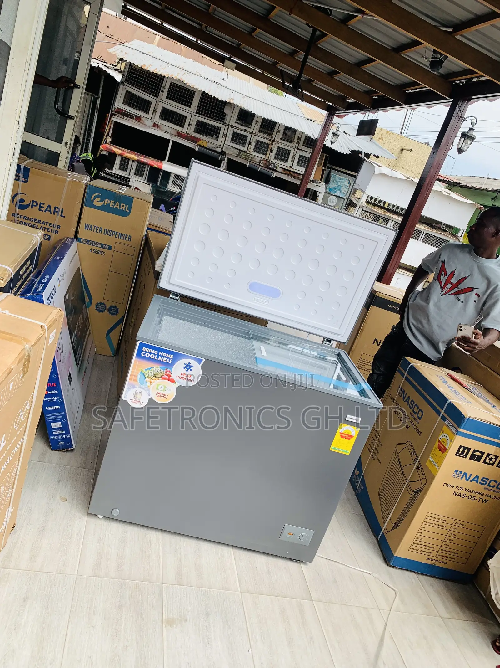 Perfect Nasco NAS-300FL Is a Single-Door Electric Chest Freezer