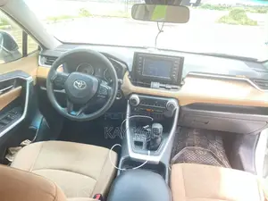Toyota RAV4 XLE AWD 2019 White
