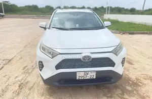 Toyota RAV4 XLE AWD 2019 White