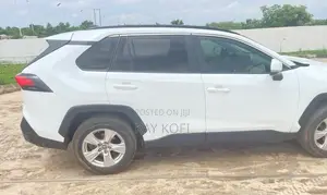 Toyota RAV4 XLE AWD 2019 White