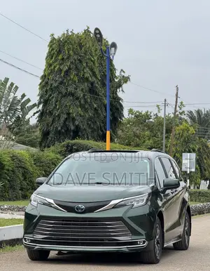 Toyota Sienna XLE 7-Passenger AWD 2021 Green