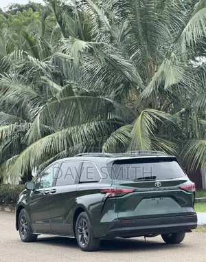 Toyota Sienna XLE 7-Passenger AWD 2021 Green