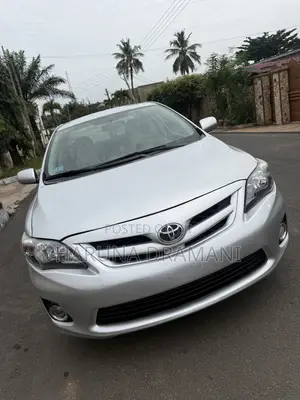 Toyota Corolla LE 4dr Sedan (1.8L 4cyl 4A) 2013 White